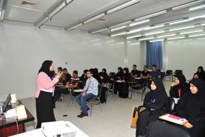 طلبة جامعة البحرين يتفاعلون في محاضرة 'لتكن حياتنا الجامعية أحلى'