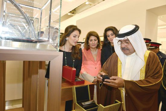 سمو الشيخ علي يطلع على المعروضات في معرض الجواهر العربية - عقيل الفردان