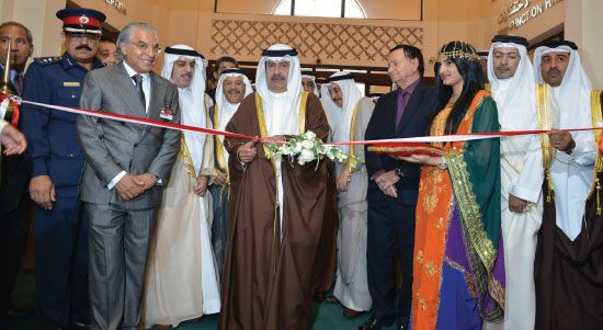 سمو الشيخ علي يقص شريط افتتاح معرض الجواهر العربية 2013