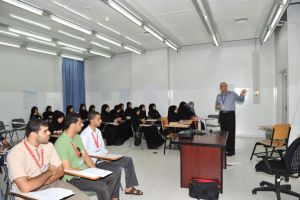 طلبة جامعة البحرين يتهيؤون للامتحانات بمحاضرة 'برمجة المشاعر الإيجابية'