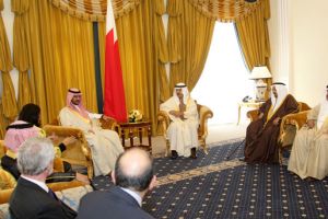 رئيس الوزراء يدعو للاستفادة من مؤسسات التحكيم في البحرين في نظر القضايا الإقليمية والدولية