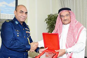 وزير 'شئون الدفاع' يستعرض التعاون في المجال العسكري مع الملحق الباكستاني