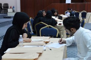 التعليم العالي يسلم 75 طالباً من جامعة دلمون شهاداتهم