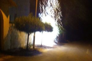 كابل كهربائي ينفجر حالياً في الدراز بسبب الأمطار