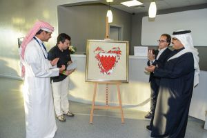 عبدالله بن عيسى يتسلم هدية تذكارية بمناسبة نجاح استضافة الكارتنغ