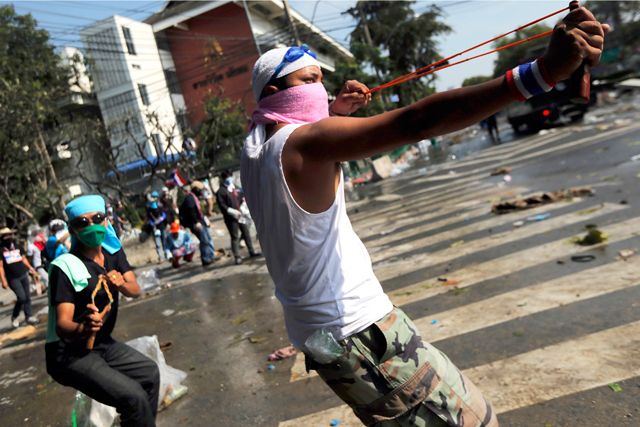 متظاهرون يلقون الحجارة على قوات الأمن في بانكوك - REUTERS