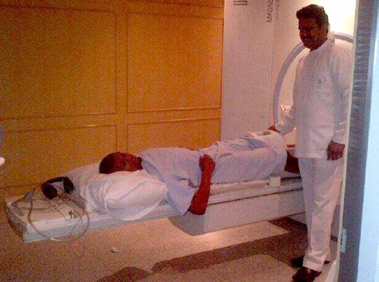 محمد حسين في غرفة الأشعة بأحد مستشفيات الرياض