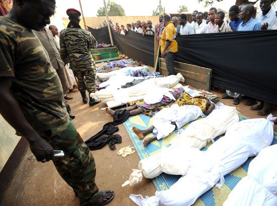 مدنيون يعاينون جثثاً عثر عليها في شوارع بانغي  - afp