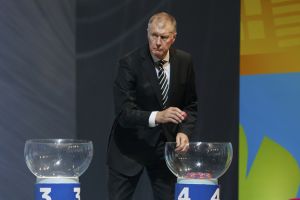 هيرست الفائز بكأس العالم لم يكن مفيدا لانجلترا عند سحب القرعة