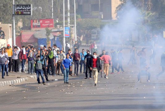 طلاب جامعة الأزهر يشتبكون مع رجال الأمن خلال تظاهرة في القاهرة - reuters