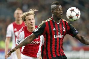 ميلان بعشرة لاعبين يتعادل مع اياكس ويتأهل لدور 16