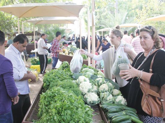 حضور أكثر من عشرين ألف زائر لسوق المزارعين البحرينيين أمس - تصوير محد المخرق