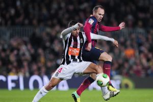 إنييستا يمدد عقده مع برشلونة حتى 2018