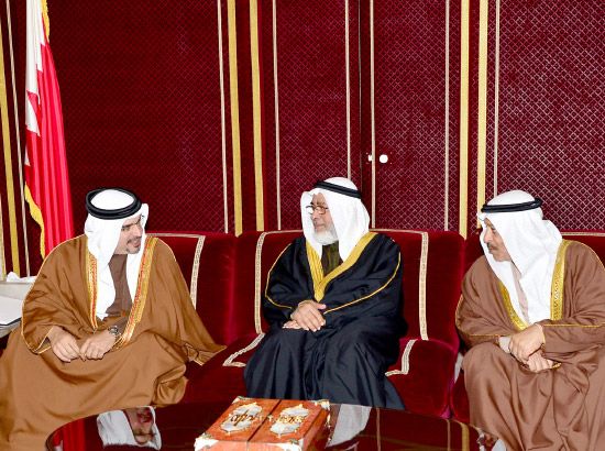 سمو ولي العهد مستقبلاً كبار المسئولين والمواطنين بمجلسه الأسبوعي‎