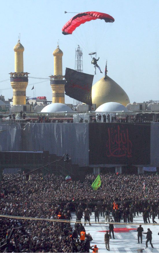 مظلي يهبط براية الحسين بين حرمي الإمام الحسين والعباس - reuters