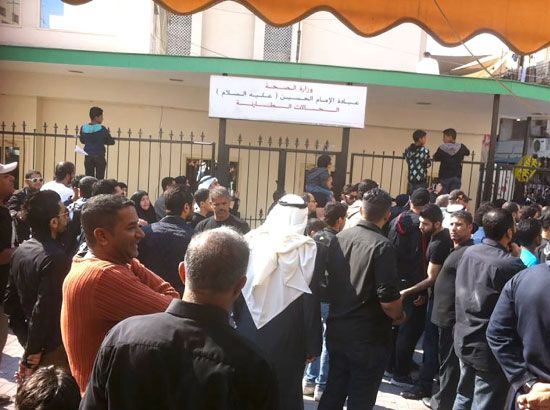 عيادة الإمام الحسين كما بدت أمس وأبوابها موصدة رغم الإقبال عليها بمعدل 80 حالة يوميّاً