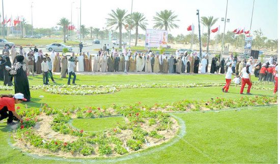  800 طالب كتبوا اسم «الملك حمد» بـ 40 ألف وردة