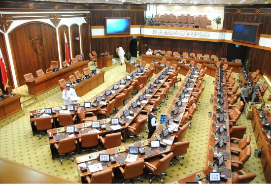 مقاعد النواب كما بدت خالية بعد انسحابهم من الجلسة ومغادرتهم المجلس