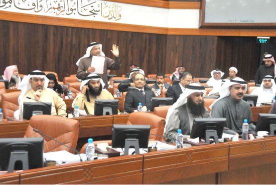 النائب حسن بوخماس يلقي بيان انسحاب النواب من جلسة أمس    - تصوير أحمد آل حيدر