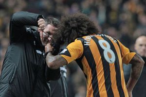 لاعب كرة القدم توم هادلستون يقص شعره على خط التماس في الملعب في اطار رهان