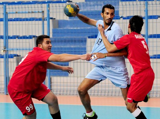 دفاع منتخب الناشئين يحاول إيقاف الشبابي علي مكي