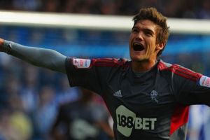 سندرلاند يتحرك مبكرا ويضم المدافع الونسو على سبيل الاعارة