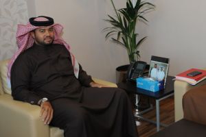 الحاج يطلع علي بن خليفة على تفاصيل ورسومات مشروع الهدف السادس