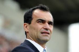 مارتينيز مدرب ايفرتون واثق من احتفاظ ناديه بلاعبه باركلي