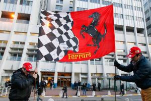 مشجعو فيراري يحتفلون بعيد ميلاد شوماخر بوقفة صامتة خارج مستشفى اليوم