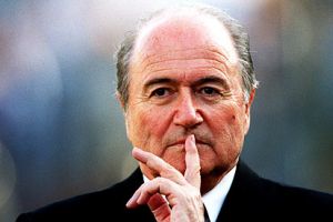 بلاتر: سأمت 'إدعاء السقوط الفج' الذي يقوم به لاعبون !