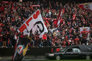 الآلاف يلقون نظرة الوداع على 'الملك' ايزيبيو