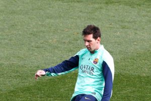 أطباء برشلونة يسمحون لميسي بالمشاركة في المباريات بعد غياب دام لشهرين