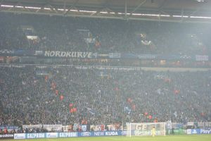 إصابة أربعة من رجال الشرطة في اشتباكات مع جمهور شالكه