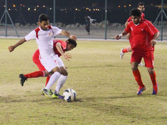 أبودهوم يحاول المرور من دفاع الاتفاق - تصوير محمد المخرق