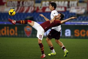 روما يسحق ليفورنو بثلاثية بالدوري الإيطالي