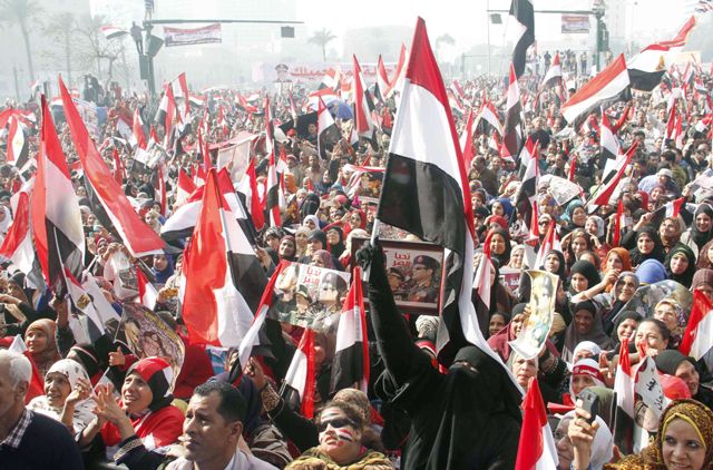 مصريون  يرفعون  الأعلام وصور قائد الجيش عبد الفتاح السيسي  بمناسبة ذكرى ثورة 2011