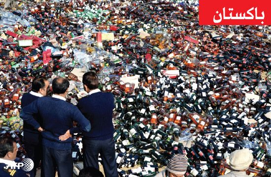  قام موظفو الجمارك الباكستانية بإتلاف آلاف زجاجات من الخمور   والمخدرات والمواد المهربة الأخرى من مختلف أنحاء البلاد للاحتفال بمناسبة يوم الجمارك الدولي.