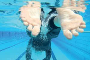 دفء الشتاء ..يسبب فطريات القدمين