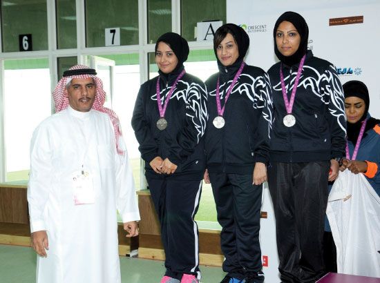 فتيات الرماية على منصة التتويج