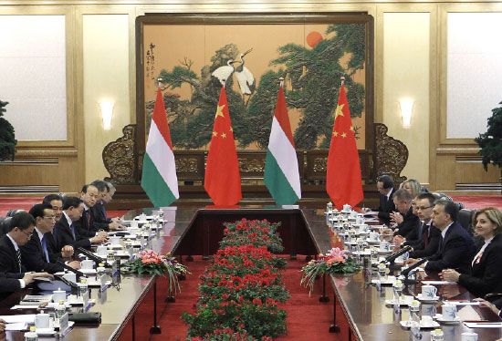 الصين: عقد رئيس مجلس الدولة الصيني لي كه تشيانغ ورئيس الوزراء المجري فيكتور أوربان الذي يقوم بزيارة رسمية للصين اجتماعاً في قاعة الشعب الكبرى في بكين أمس (الأربعاء) وذلك لتعزيز العلاقات بين البلدين - afp