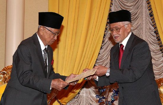 ماليزيا:  استقال رئيس حكومة ولاية ساراواك شرقي ماليزيا أمس (الأربعاء) بعدما استمر في المنصب لأكثر من ثلاثة عقود اتهم خلالها بالفساد وجمع ثروة بطرق غير مشروعة. وقدم عبد الطيب محمود خطاب استقالته إلى حاكم الولاية محمد صلاح الدين أبانج بارينج في كوتشينج عاصمة الولاية. وتدخل الاستقالة حيز التنفيذ في 28 فبراير/ شباط الجاري - afp