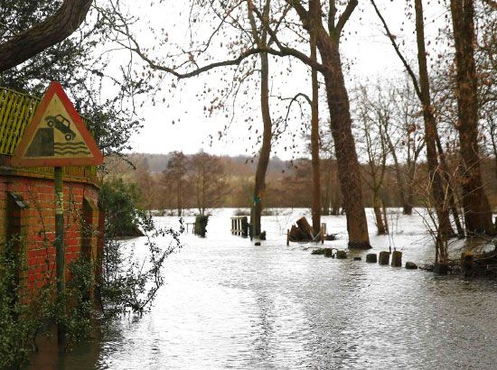بريطانيا: بدت التعبئة واضحة على الأرض أمس (الأربعاء) في بريطانيا غداة الاستعدادات التي أعلنها رئيس الوزراء البريطاني ديفيد كاميرون الذي يواجه انتقادات بسبب بطء عمليات الإغاثة بينما ينتظر هطول المزيد من الأمطار الغزيرة. وفي حين غمرت المياه جزءاً من مناطق جنوب غرب إنجلترا منذ رأس السنة ووصلت الفيضانات حتى أبواب لندن، يخشى مع الأمطار والرياح التي تصل سرعتها إلى 160 كلم في الساعة من تدهور الوضع أكثر.