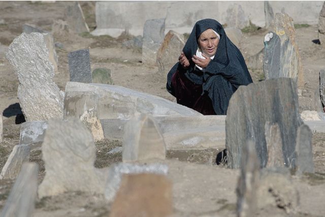 أفغانستان  : كشف تقرير للأمم المتحدة صدر أخيراً أن 9 ملايين أفغاني أو ما يعادل 36 في المئة من السكان يعيشون تحت خط الفقر، بينما  يعيش 37 في المئة آخرون بالكاد فوق ذلك الخط. - AFP