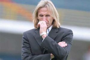 الأرجنتيني جاريكا يصل إلى ليما ويوقظ الشائعات حول المنتخب البيروفي