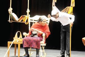 «لحظات منسية»... حين يجرنا الماضي إلى خصومة الحاضر