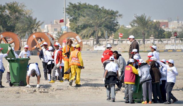 أبناء موظفي البتروكيماويات خلال مشاركتهم في حملة «بيئة بلا نفايات»