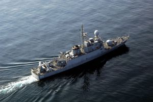 البحرية السعودية تعتقل 33 شخصاً على متن مركب داخل حددوها الإقليمية