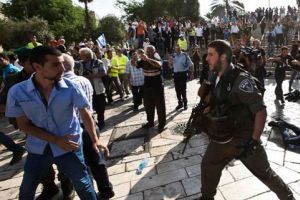 القوات الإسرائيلية تعتقل ثلاثة فلسطينيين في مواجهات بالمسجد الأقصى