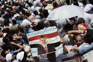 عشرات من أنصار مرسي يتظاهرون بالقاهرة مطالبين 'بإسقاط نظام الانقلاب'