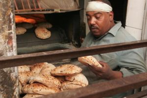 تحقيق: هل تحل 'البطاقات الذكية' مشكلة توزيع الخبز في مصر؟